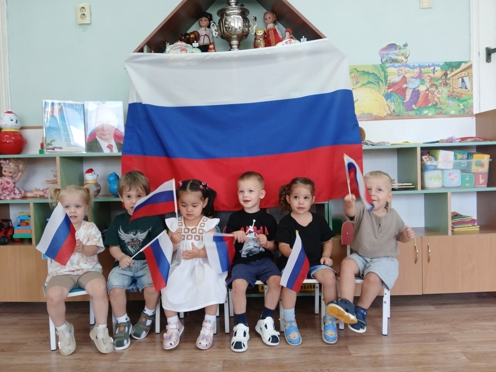 В детском саду №16 прошёл познавательный час, посвященный истории флага России