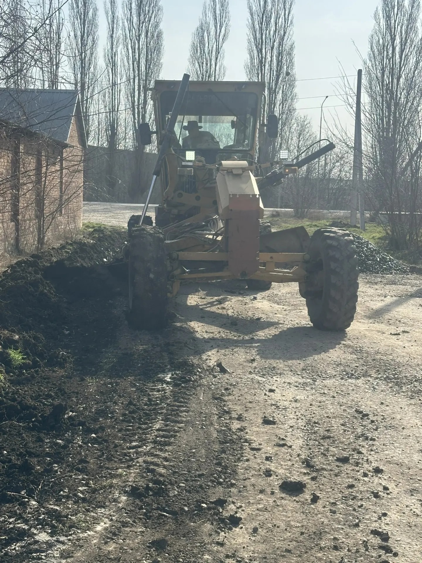 В микрорайоне Северном станицы Новотитаровской ведутся работы по грейдированию дороги.