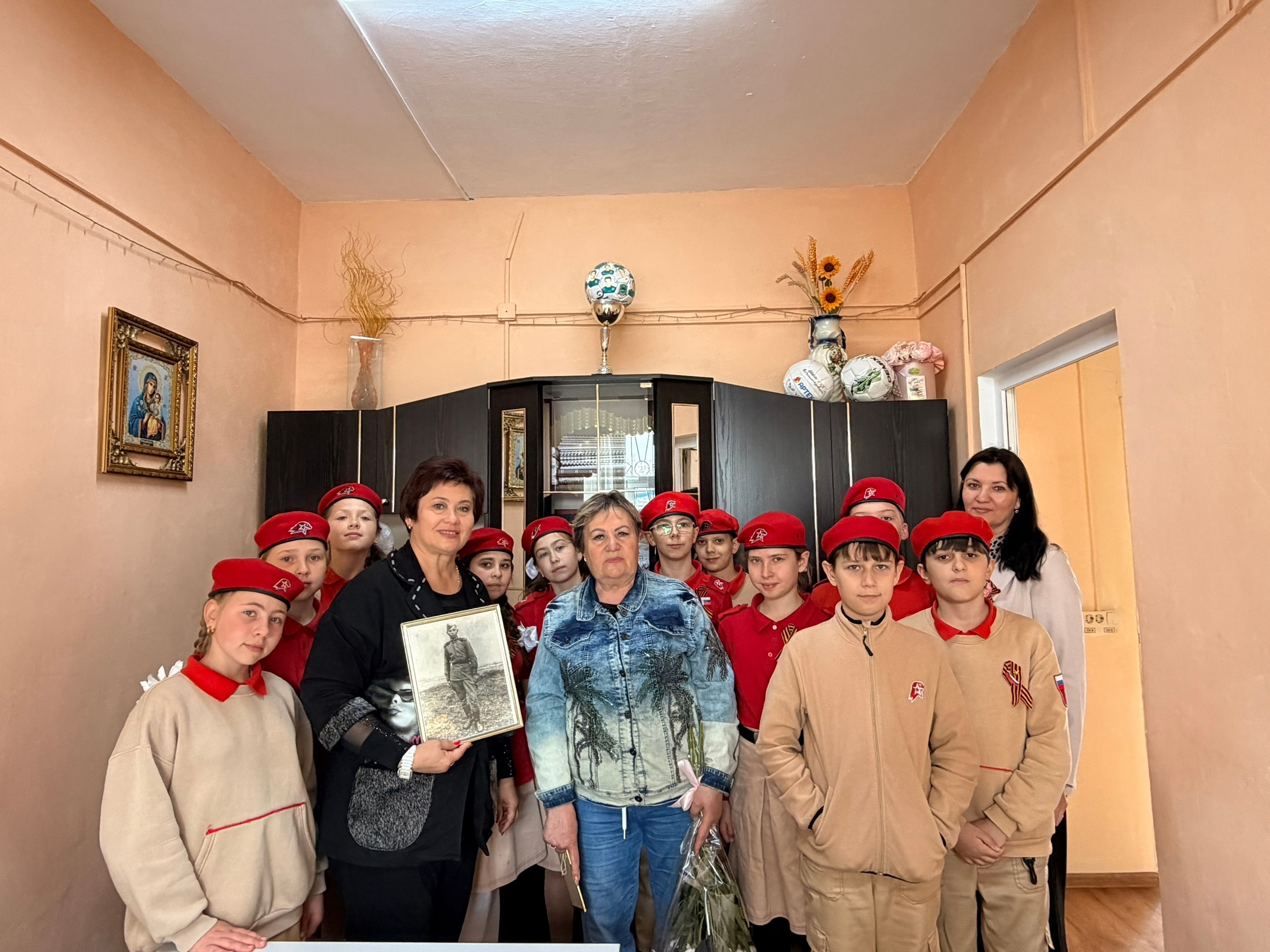 В школе №29 состоялась по-настоящему важная и трогательная встреча. К юнармейцам пришли родные ветерана Великой Отечественной войны — Михаила Ротаря, который прошёл всю войну и дошёл до Берлина