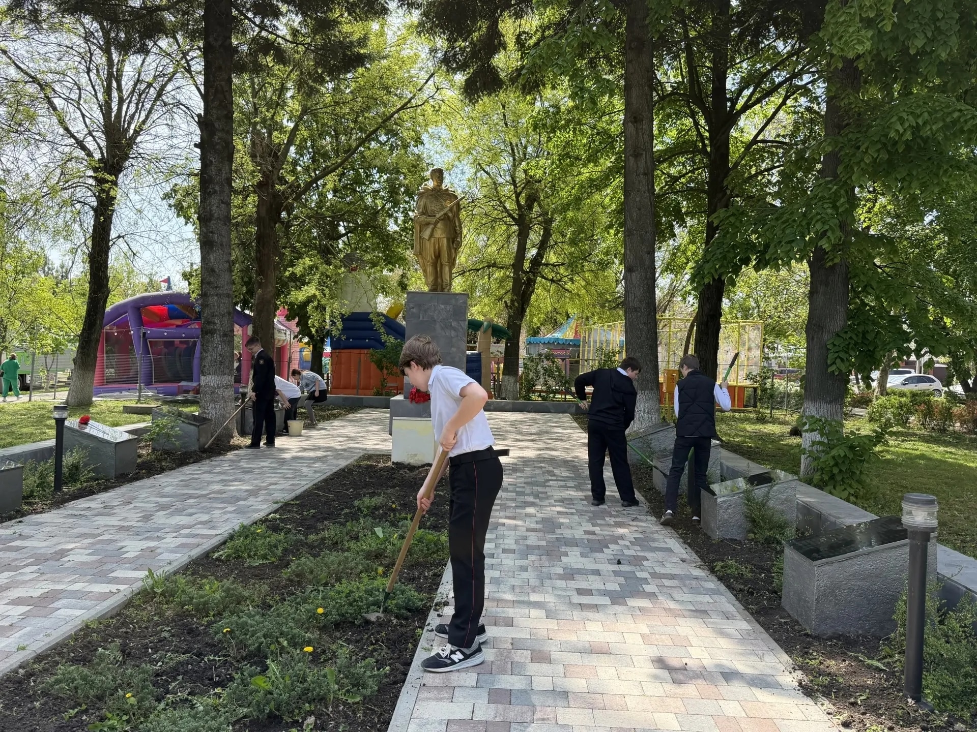 Ученики школы №29 вновь показали свою активную гражданскую позицию и уважение к памяти героев. Ребята приняли участие в важной патриотической акции — навели порядок на территории центрального мемориала