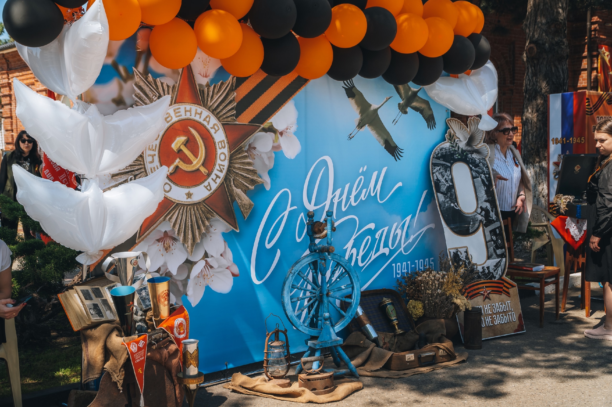 Тематические площадки и ретро-автомобили ко Дню Победы
