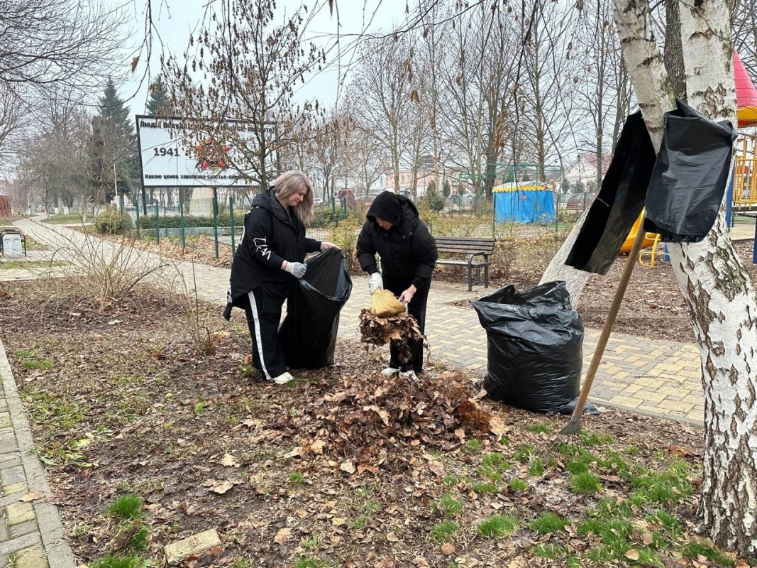 В преддверии праздника в станице Новотитаровской состоялся новогодний субботник!