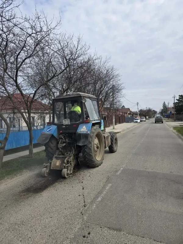 В станице Новотитаровской начаты работы по ямочному ремонту дорожного покрытия