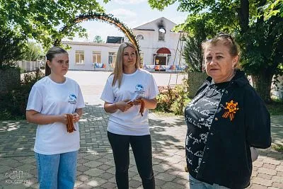 «Волонтеры Победы» Новотитаровского сельского поселения вручили Георгиевские ленты жителям и гостям поселения, а также рассказали, как правильно носить символы памяти о Победе в Великой Отечественной войне.