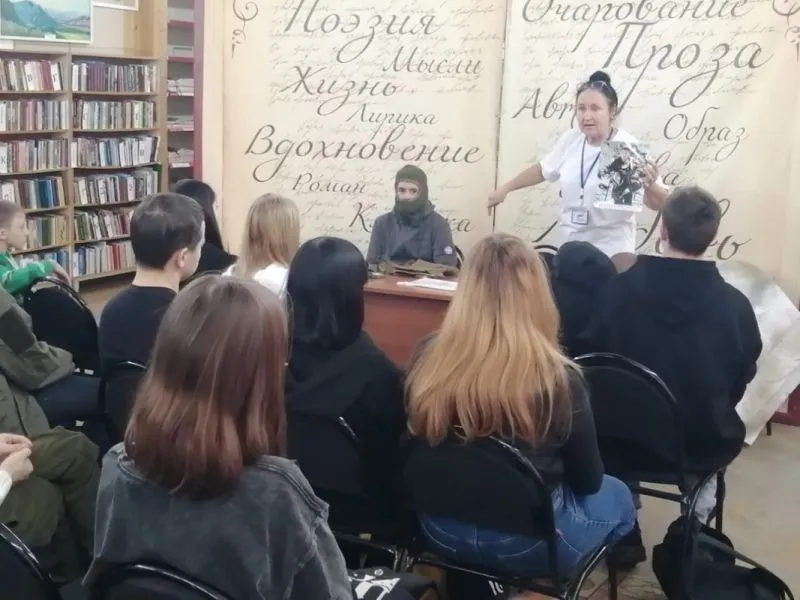В Динской библиотеке прошла встреча школьников с участником СВО и представителем фонда «Защитники Отечества»