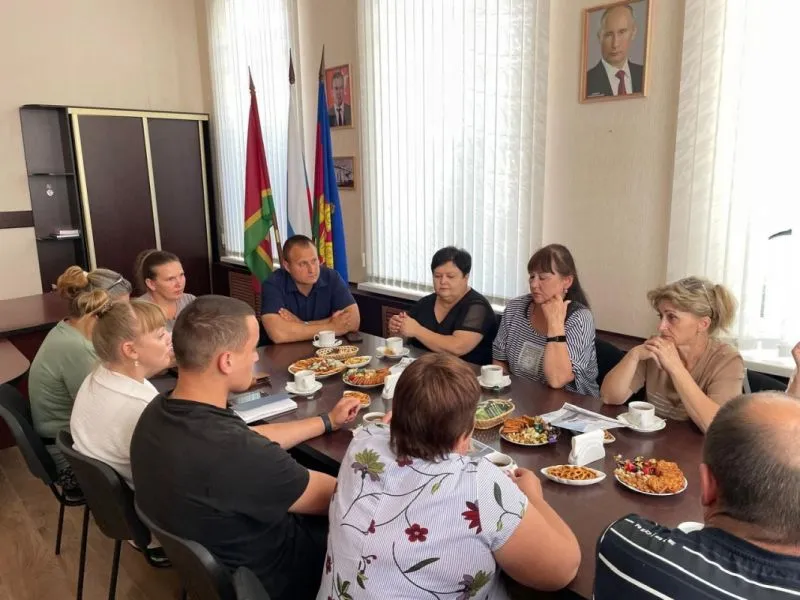 Глава Новотитаровского сельского поселения Семён Васильченко провёл встречу с семьями участников СВО
