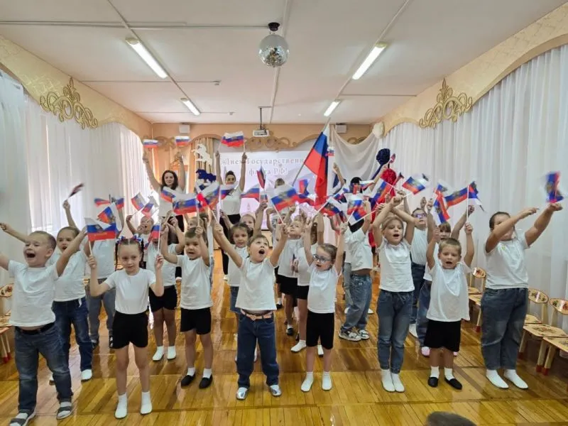 В детском саду №63 прошло воспитательное событие "Белый, синий, красный -праздник наш прекрасный!"