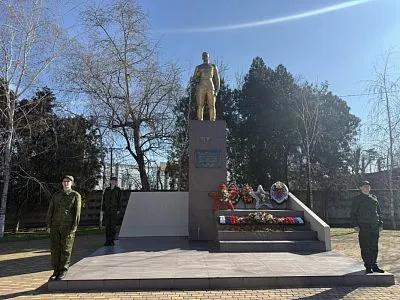 Возложение цветов к мемориалам в честь Дня освобождения станицы Новотитаровской от немецко-фашистских захватчиков