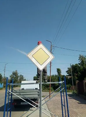 Возле школы №34 установили новые дорожные знаки