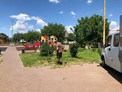 МУП "Коммунальник" завершил работы по покосу травы в сквере на ул. Первомайской