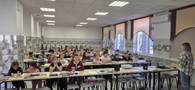 В преддверии Дня народного единства в школе №35 состоялось замечательное мероприятие на тему: "Сила - в многообразии: языки и традиции разных народов России"