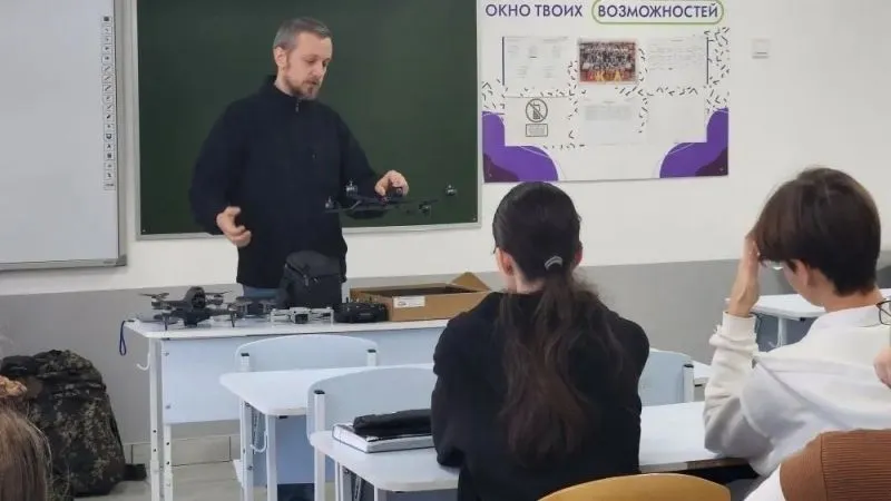 В стенах школы №29 состоялась встреча учеников с участником специальной военной операции Андреем Сергеевичем Медведевым