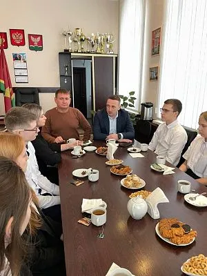 Исполняющий обязанности главы Новотитаровского сельского поселения Станислав Мельников совместно с председателем Совета Новотитаровского сельского поселения Константином Прокофьевым встретились с заведующей молодежным сектором Ольгой Давыдовой и волонтера