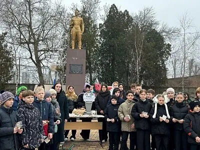 В МАОУ МО Динской район СОШ №35 прошла акция "Блокадный хлеб" совместно с депутатом Совета Новотитаровского сельского поселения - Валентиной Редкокашиной