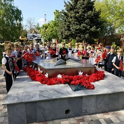 Учащиеся школ приняли участие в важной патриотической акции, возложив цветы к Вечному огню и Братской могиле 29 советских воинов, погибших в боях с фашистскими захватчиками