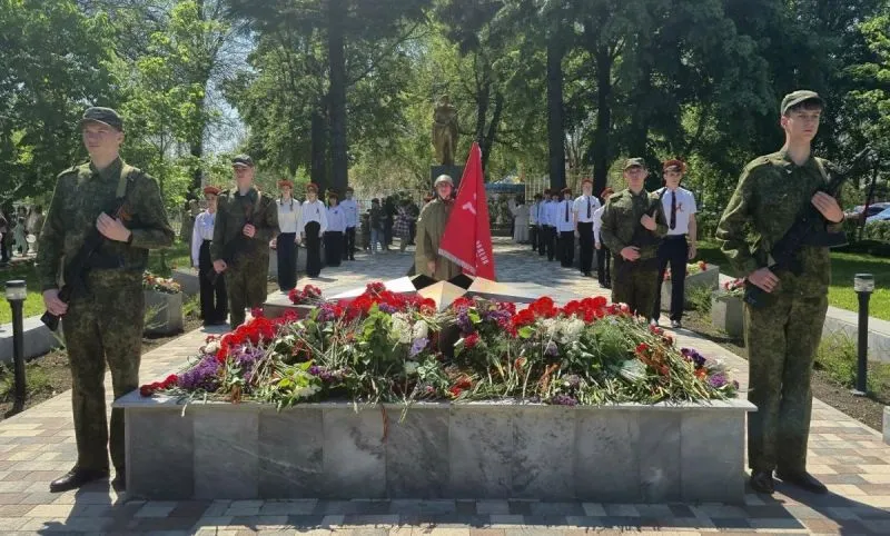 Сегодня на центральной площади станицы Новотитаровской прошла акция памяти «Поклонимся великим тем годам...». В рамках мероприятия состоялась церемония возложения цветов в честь павших героев, которые отдали свои жизни за свободу и мирное небо над головой