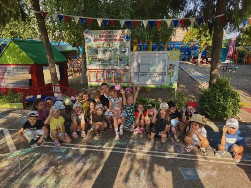 В детском саду № 14 станицы Новотитаровской Дом культуры организовал яркое и душевное мероприятие, приуроченное ко Дню образования Краснодарского края, — «Я рисую мой любимый край»
