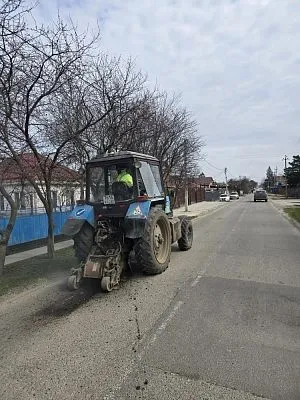 В станице Новотитаровской начаты работы по ямочному ремонту дорожного покрытия