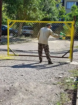 МУП «Коммунальник» выполнил установку заборного ограждения и его покраску на котельной № 27