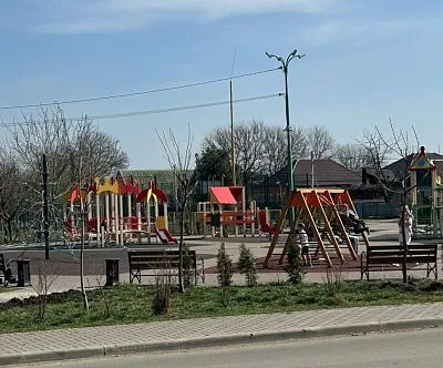 В станице Новотитаровской завершается ремонт детской площадки, расположенной по улице Первомайской