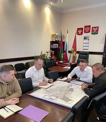 Рабочая встреча исполняющий обязанности главы Новотитаровского сельского поселения Станислава Мельникова с директором МУП "Коммунальник" и начальника отдела ЖКХ, транспорта, малого и среднего бизнеса