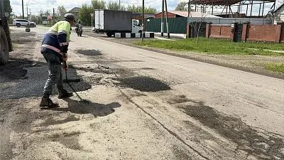 В Новотитаровском сельском поселении ведутся работы по ямочному ремонту дорожного покрытия