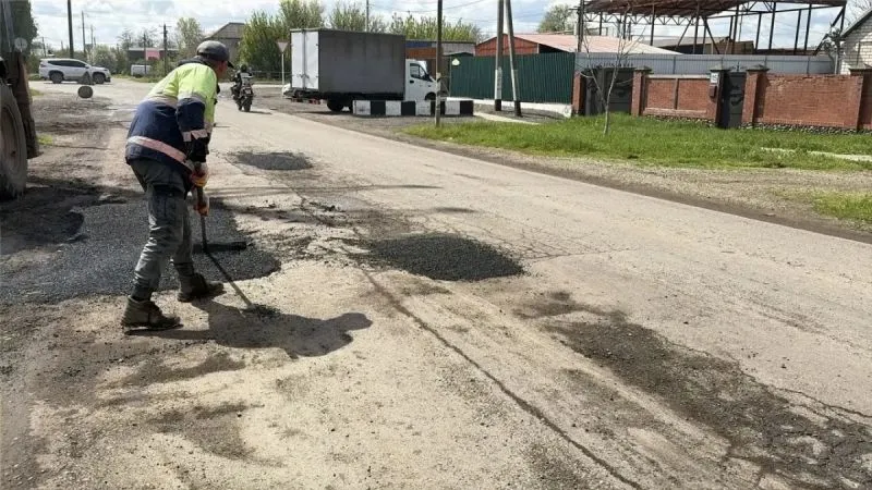 В Новотитаровском сельском поселении ведутся работы по ямочному ремонту дорожного покрытия