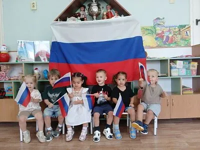 В детском саду №16 прошёл познавательный час, посвященный истории флага России