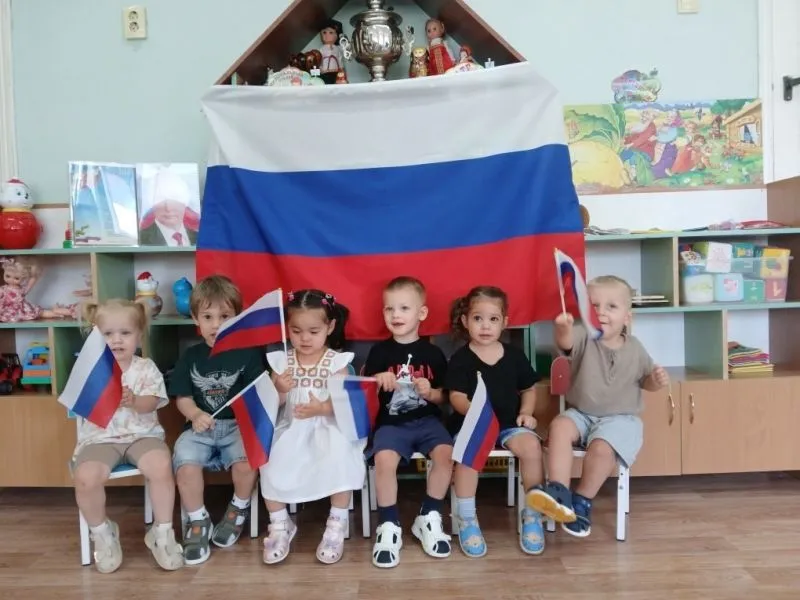 В детском саду №16 прошёл познавательный час, посвященный истории флага России