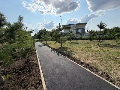В Новотитаровском сельском поселении завершено обустройство тротуара на детской площадке по улице Луначарского/ Западной!