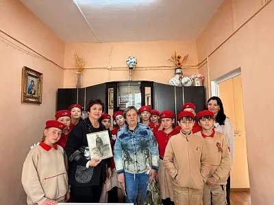 В школе №29 состоялась по-настоящему важная и трогательная встреча. К юнармейцам пришли родные ветерана Великой Отечественной войны — Михаила Ротаря, который прошёл всю войну и дошёл до Берлина