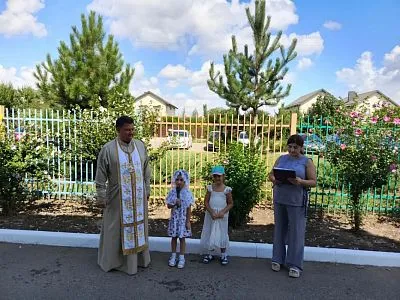 Сегодня, 19 августа, в праздник Преображения Господня, Благочинный 15-го Динского районного округа, настоятель храма святого Апостола Андрея Первозванного протоиерей Владимир Рошко посетил детские сады №12 и №59.