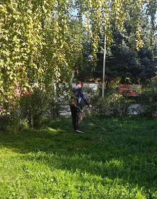 На территории Центрального парка прошли работы по уборке и покосу сорной растительности