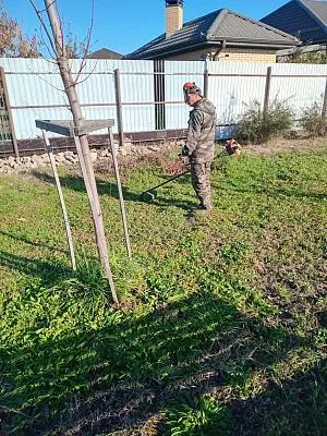 Продолжаем заботу о скверах станицы