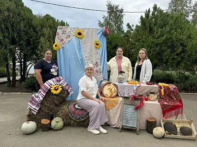 На избирательном участке №1239 открылась фотозона в кубанском казачьем стиле!
