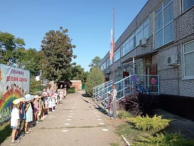 В детском саду №16 прошло торжественное поднятие флага Российской Федерации