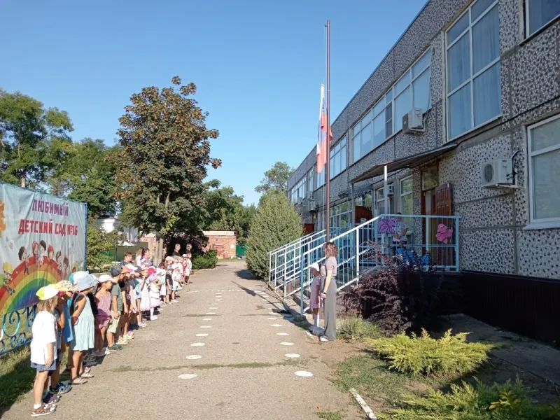 В детском саду №16 прошло торжественное поднятие флага Российской Федерации