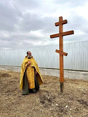 В станице Новотитаровской совершили чин освящения поклонного креста на месте строительства нового храма в честь святителя Василия Великого