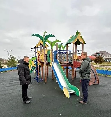 Исполняющий обязанности главы Новотитаровского сельского поселения Станислав Мельников совместно с заместителем главы Семеном Васильченко провели мониторинг детских площадок на территории нашего поселения